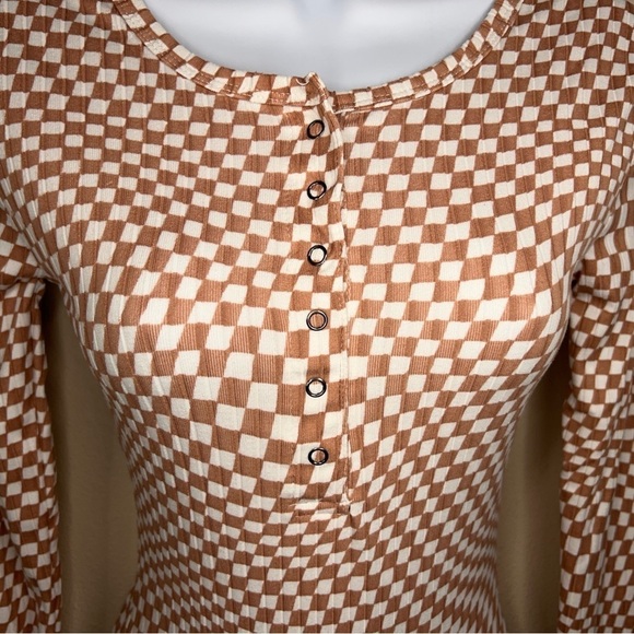 XS Y2K RUE21 CHECKERED BEIGE WHITE BODYSUIT LONG SLEEVE STRETCH - Picture 4 of 13